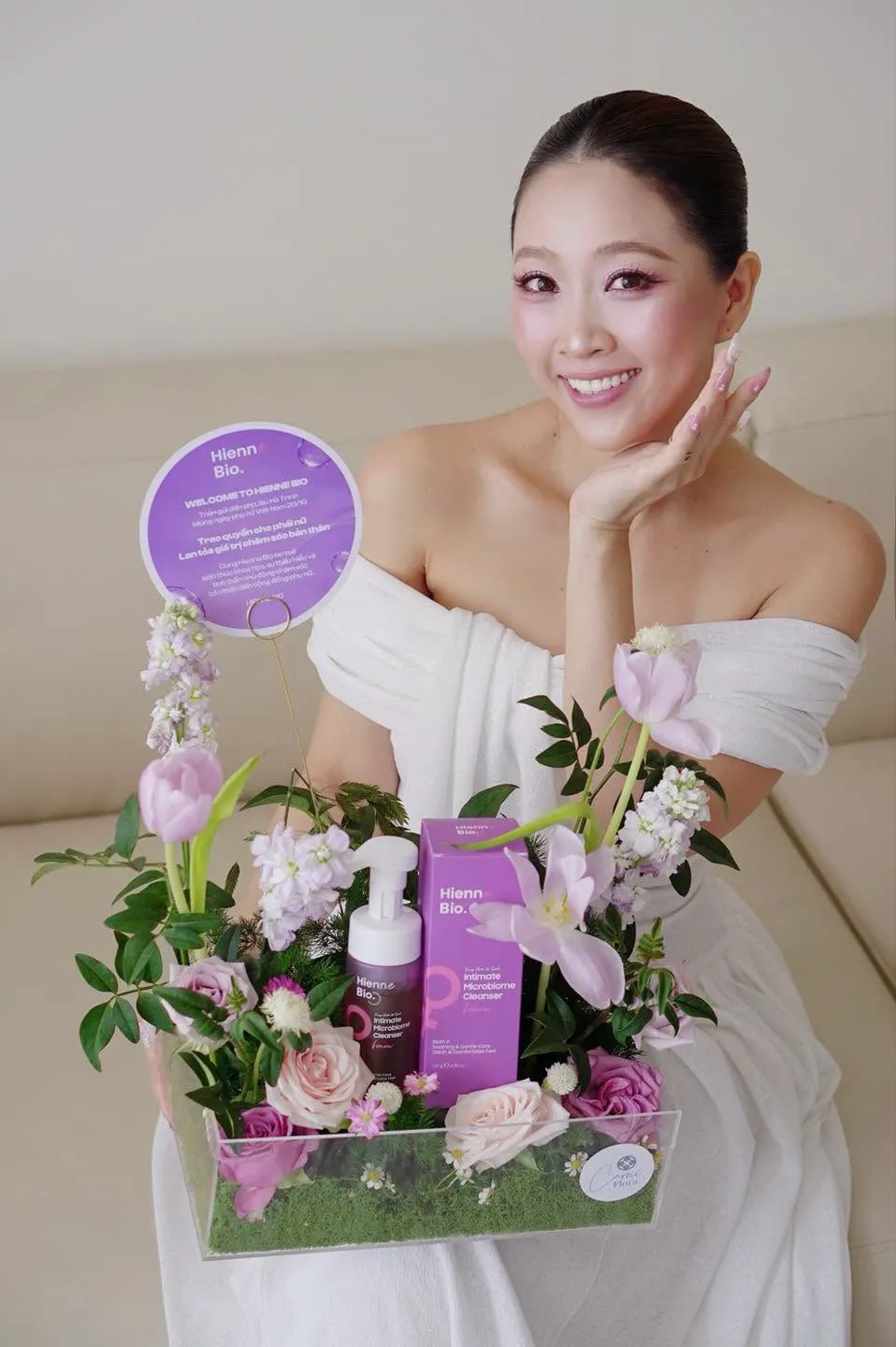 Liêu Hà Trinh cùng sản phẩm Hienne Bio